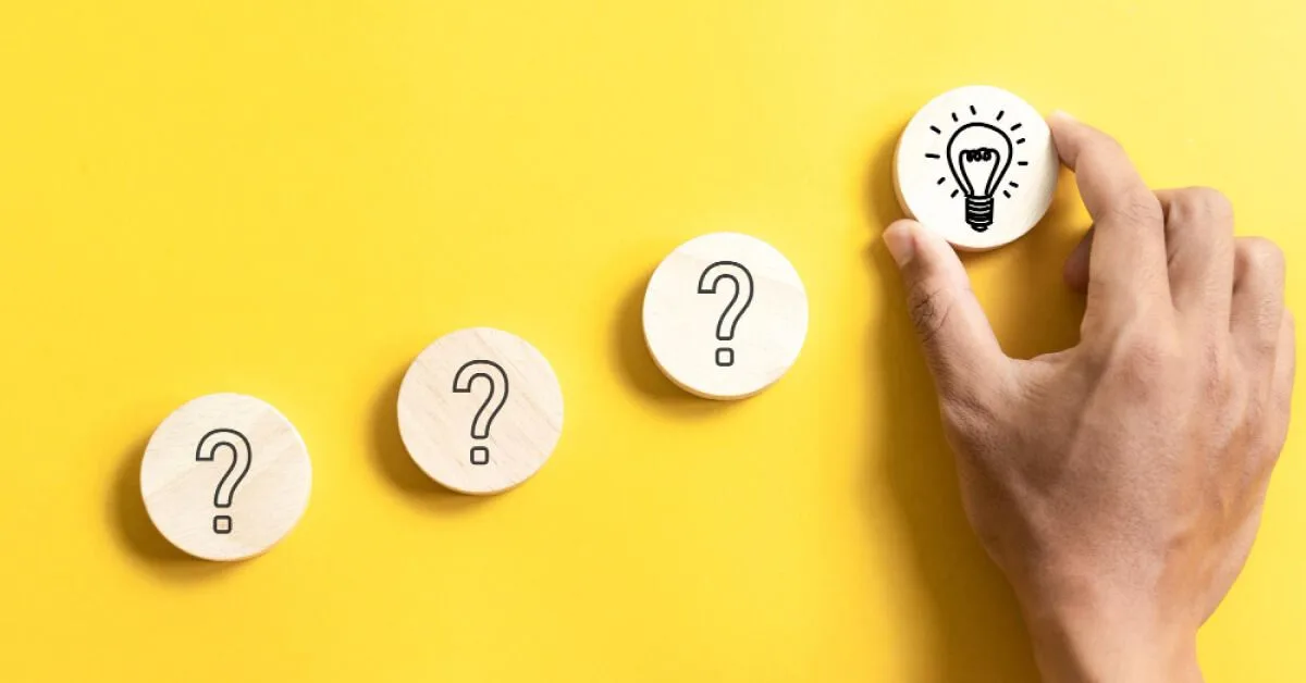 Round wooden blocks with question marks and lightbulb signs